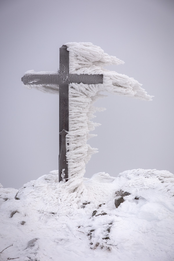 Flamme figée sur la Croix
