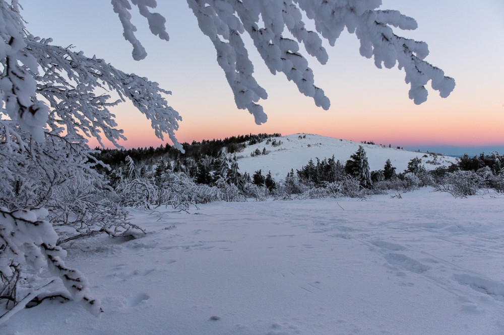 Lumière rosée sur le Crêt de la Perdrix